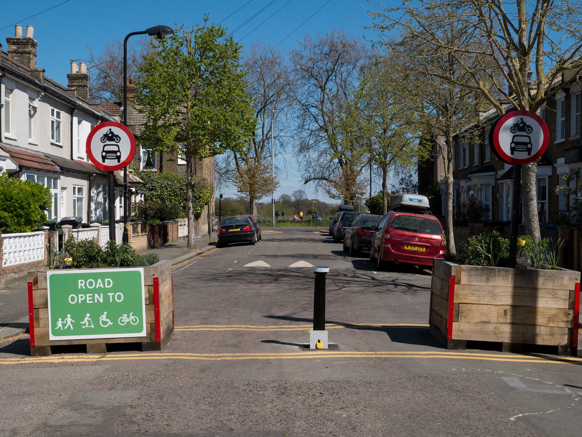 Low traffic neighbourhood schemes cut congestion and pollution on nearby streets
